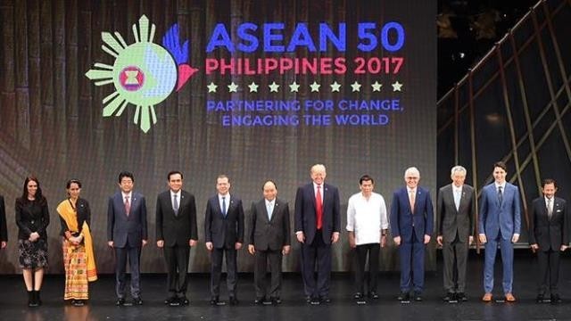 Vietnamese Prime Minister Nguyen Xuan Phuc (6th from left) attends the opening session of the 31st ASEAN Summit. (Credit: VNA)