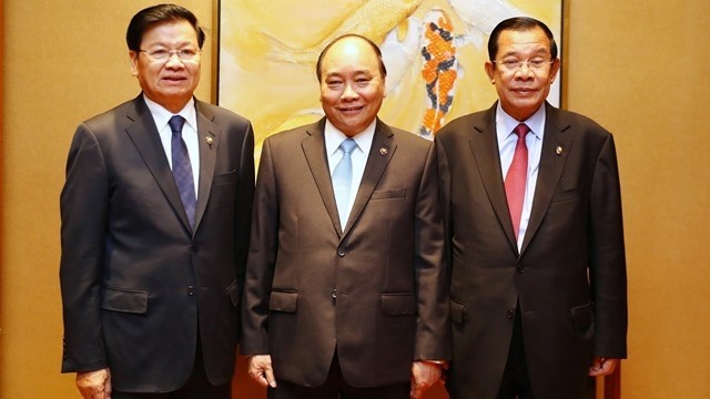 Vietnamese PM Nguyen Xuan Phuc (C) and his Lao and Cambodian counterparts Thongloun Sisoulith (L) and Hun Sen meet on the sidelines of the 31st ASEAN Summit in Manila, the Philippines, on November 13. (Credit: VGP)