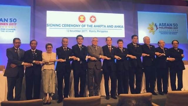 ASEAN trade ministers at the signing of trade and investment pacts with Hong Kong. (Credit: MTI)