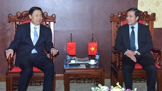 Nhan Dan Newspaper’s Deputy Editor-in-Chief Le Quoc Khanh (R) and ACJA Vice-President Hu Xiaohan