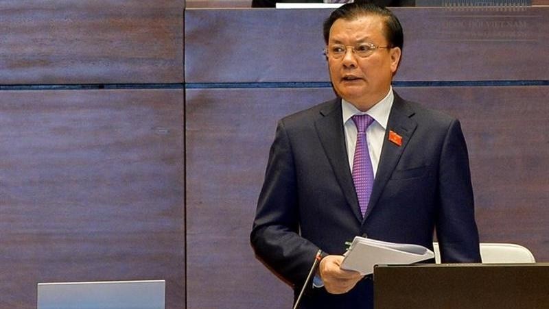 Finance Minister Dinh Tien Dung replies to questions from NA deputies (photo: quochoi.vn)