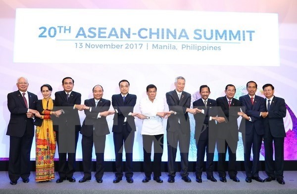 Prime Minister Nguyen Xuan Phuc (fourth from left) and heads of delegations (Photo:VNA)