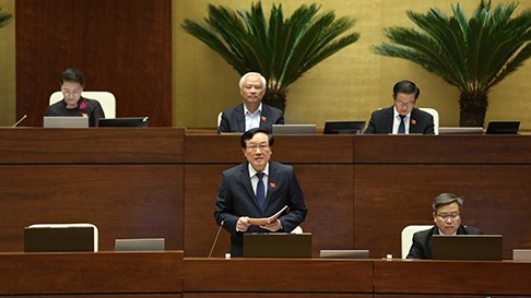 Chief Justice of the Supreme People’s Court Nguyen Hoa Binh taking the floor to answer the lawmakers’ queries (Photo: VGP)