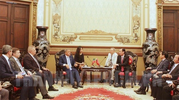 Vice Chairman of the HCM City municipal People’s Committee Le Thanh Liem (R) receives Tatarstan President Rustam Minnikhanov on November 20. (Credit: hcmcpv.org.vn)