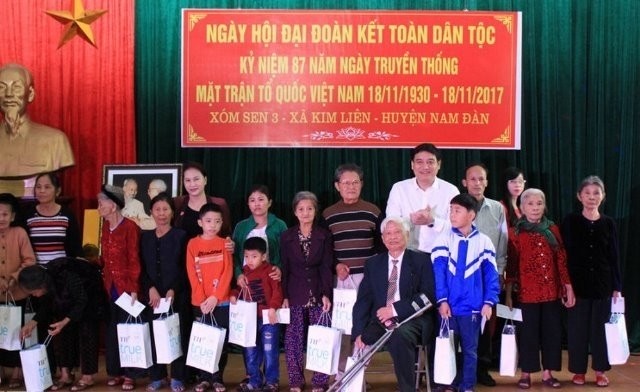 NA Chairwoman Nguyen Thi Kim Ngan and Secretary of Nghe An provincial Party Committee present gifts to policy beneficiaries and families living in difficult circumstances in Sen 3 village. 