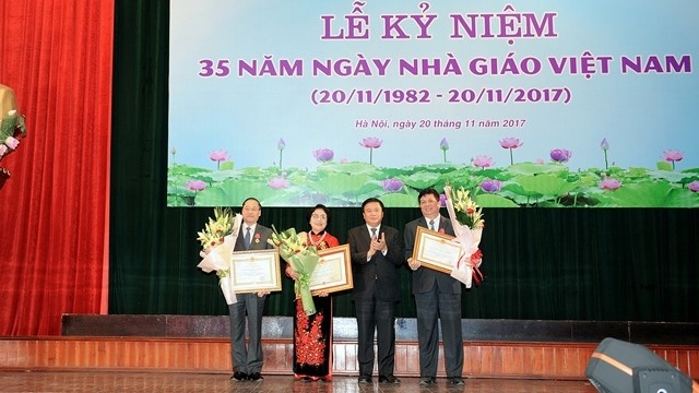 Teachers and lecturers at the Ho Chi Minh National Academy of Politics honoured with the Independent Order. (Credit: hcma.vn)