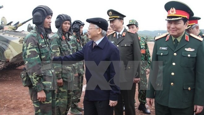 General Secretary Nguyen Phu Trong and soldiers at the National Shooting School Region 1.