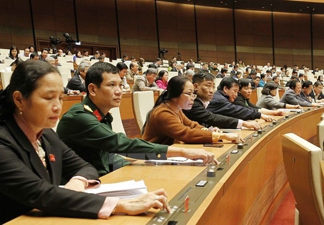 Deputies cast their votes to adopt two laws and one resolution at the ongoing fourth session of the 14th National Assembly (Photo VNA)