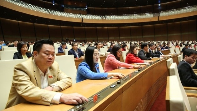 NA deputies vote to pass the revised Law on Public Debt Management with a high rate of consensus, Hanoi, November 23. (Credit: NDO)