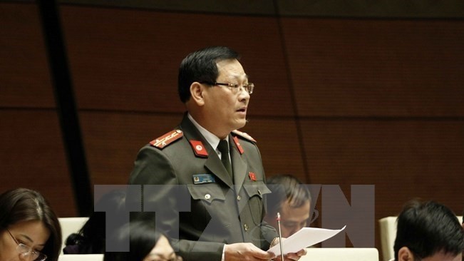 Deputy Nguyen Huu Cau of Nghe An province speaks at the National Assembly's discussion on November 23 (Photo: VNA)