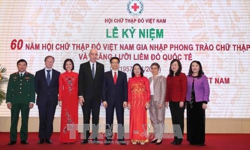 Deputy Prime Minister Vu Duc Dam (middle) and delegates at the ceremony (Photo: VNA)