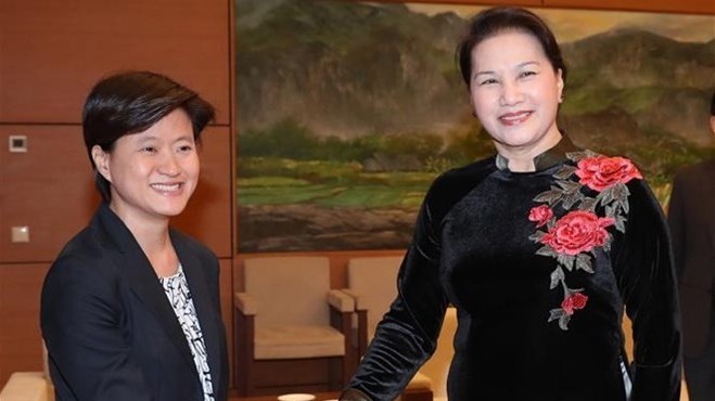 National Assembly (NA) Chairwoman Nguyen Thi Kim Ngan (R) and Singaporean Ambassador to Vietnam Catherine Wong Siow Ping (Photo: VNA)