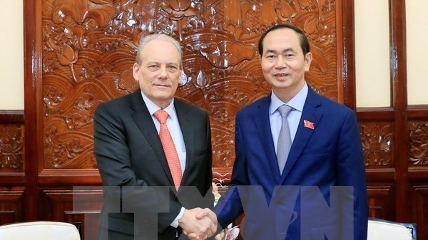President Tran Dai Quang (R) and outgoing Uruguayan Ambassador to Vietnam (Photo: VNA)