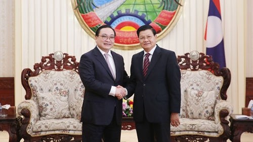 Lao Prime Minister Thongloun Sisoulith (R) receives Secretary of Hanoi municipal Party Committee Hoang Trung Hai in Vientiane, Laos on November 24. (Credit: hanoimoi.com.vn)