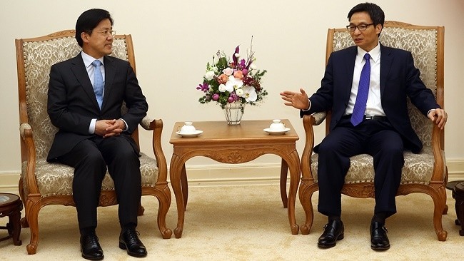 Deputy PM Vu Duc Dam (right) receives President of the KF Lee Si Hyung. 