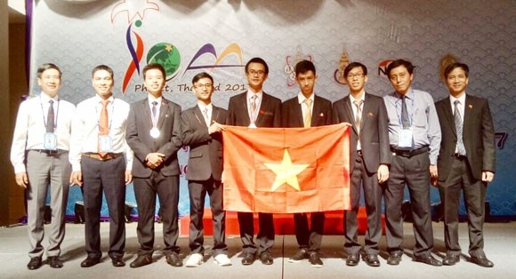 Vietnamese team at the International Olympiad on Astronomy and Astrophysics 2017