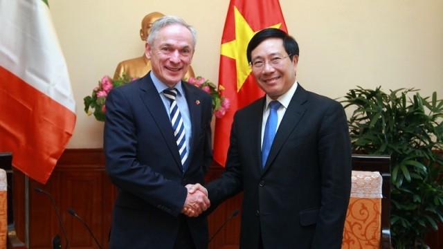 Deputy Prime Minister cum Foreign Minister Pham Binh Minh meets with Irish Minister for Education and Skills Richard Bruton in Hanoi on November 24. (Credit: VGP)