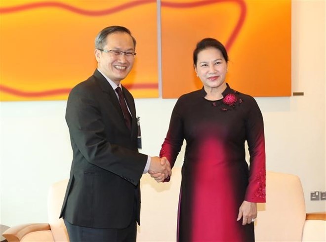 Vietnamese National Assembly Chairwoman Nguyen Thi Kim Ngan (right) and Deputy Speaker of the Singaporean Parliament Lim Biow Chuan (Source: VNA)
