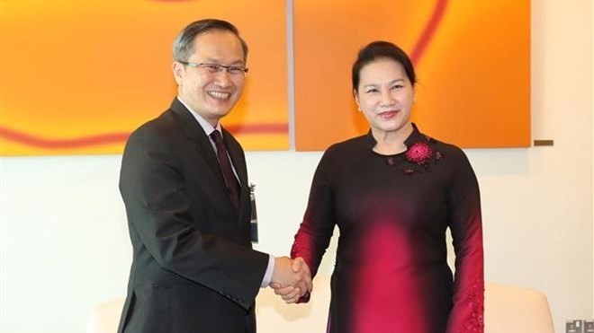 Vietnamese National Assembly Chairwoman Nguyen Thi Kim Ngan (R) and Deputy Speaker of the Singaporean Parliament Lim Biow Chuan