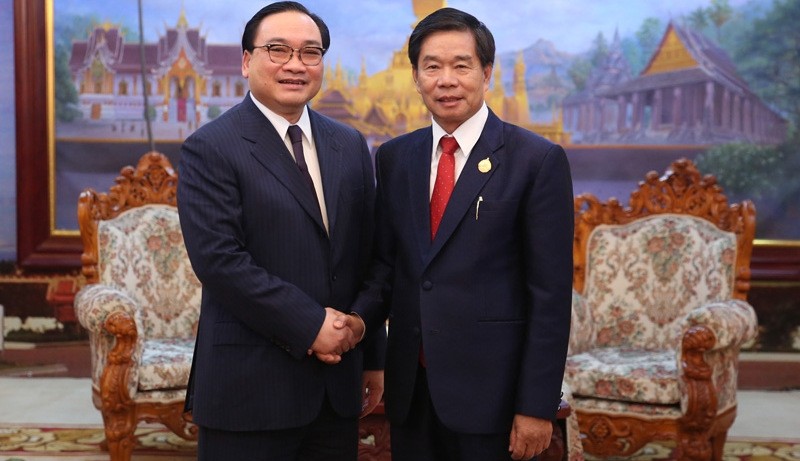 Secretary of the Hanoi municipal Party Committee Hoang Trung Hai and Secretary of the Party Committee and Mayor of Vientiane Sinlavong Khutphaythoune 