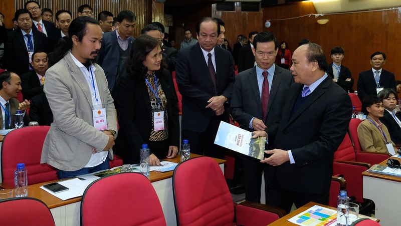 PM Nguyen Xuan Phuc and delegates at the conference (credit: VGP)