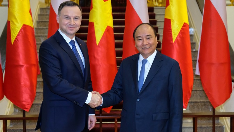 Prime Minister Nguyen Xuan Phuc (R) and Polish President Andrzej Duda (Photo: VGP)