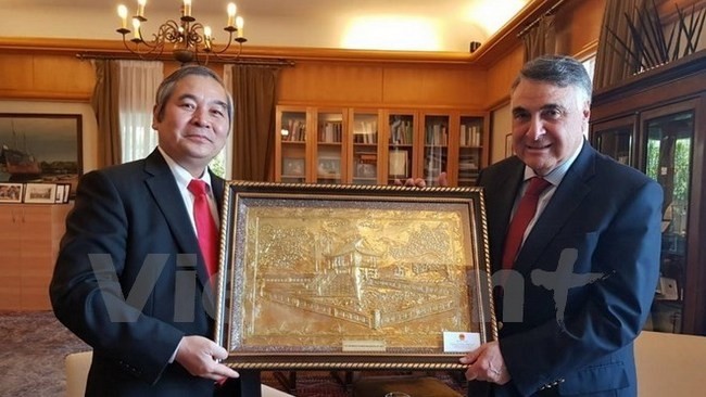 Chilean Temporary Foreign Minister Edgardo Riveros (right) presents the insignia to Vietnamese Ambassador to Chile Ngo Duc Thang. (Credit: VNA)