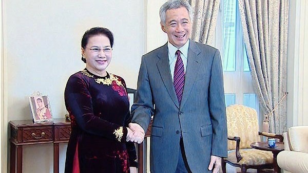 NA Chairwoman Nguyen Thi Kim Ngan (left) meets Singaporean Prime Minister Lee Hsien Loong. (Credit: VOV)