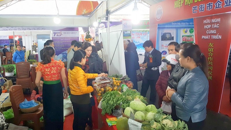 A booth showcasing local produce at the Vietnam-China International Tourism Fair