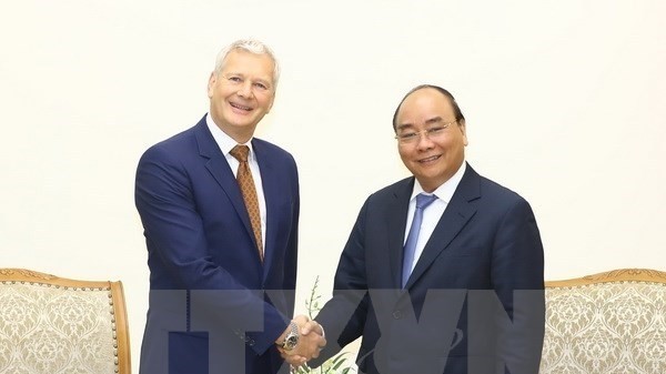 Prime Minister Nguyen Xuan Phuc (R) and Sakkara President Neil Robert Wilson (Source: VNA)