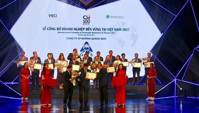 Vietnam’s 100 most sustainable businesses 2017 hnoured at the ceremony in Hanoi on December 6. (Credit: qdnd.vn)