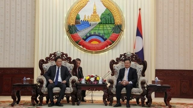 Lao PM Thongloun Sisoulith (R) receives Prof. Chau Van Minh at Lao PM’s Office, on December 5. (Credit: NDO)