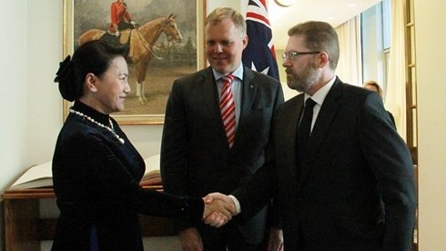 Australia's Senate President Scott Ryan and Speaker of the House of Representatives Tony Smith greet NA Chairwoman Nguyen Thi Kim Ngan (Source: VNA)