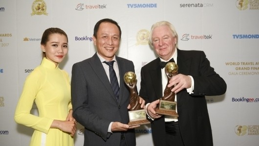 Vietnam Airlines representatives at the awards ceremony