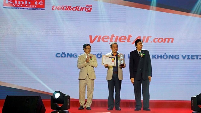 Vietjet Managing Director Luu Duc Khanh receives the award from the organising board