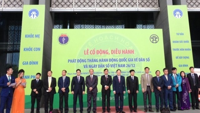 The National Action Month on Population and the Vietnam Population Day 2017 were officially launched in Hanoi on December 9. (Credit: laodongthudo.vn)