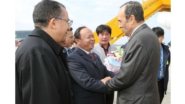 Vice Chairman of the NA’s Ethnic Council Giang A Chu welcomes the Moroccan House of Representatives Habib El Malki (far right) on his arrival at Hanoi’s Noi Bai International Airport on December 16. (Credit: VNA)