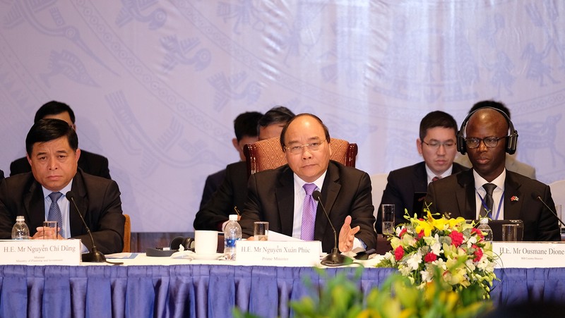 PM Nguyen Xuan Phuc (middle) at the forum (credit: VGP)
