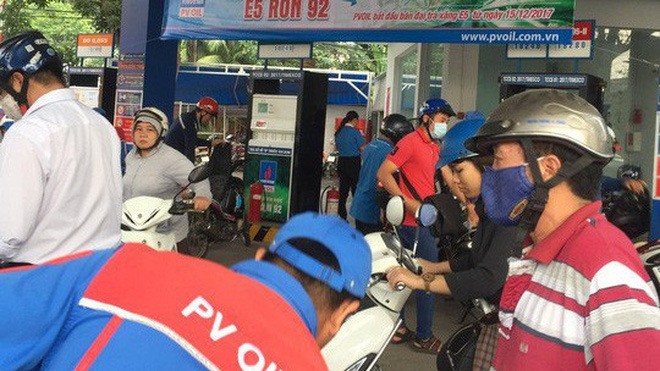 The shift from RON92 petrol into E5 RON92 bio-fuel aims to implement commitments made by the Vietnamese Government to reducing greenhouse gas emissions. 