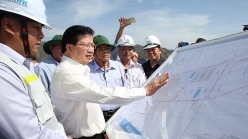 Deputy PM Trinh Dinh Dung at the Vinh Tan Thermal Power Centre