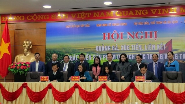 Northwestern localities and tourism enterprises sign commitments to promote linkage for tourism product development in the region. (Credit: bvhttdl.gov.vn)
