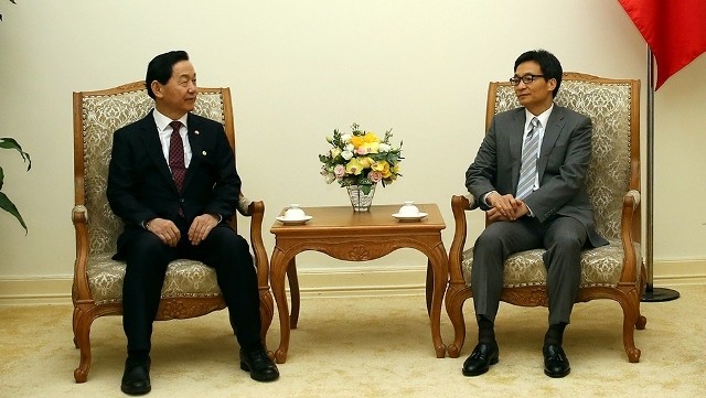 Deputy PM Vu Duc Dam (R) meets with his Korean counterpart Kim Sang Kon in Hanoi on December 14. (Credit: VGP)
