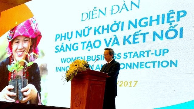Politburo member and Head of the Party Central Committee's Economic Commission Nguyen Van Binh addresses the forum. (Credit: qdnd.vn)