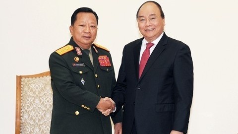 PM Nguyen Xuan Phuc (right) and Lao Defence Minister Chansamone Channhalat. (Photo: VGP)