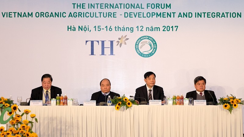 PM Nguyen Xuan Phuc (second from left) at the forum (credit: VGP)