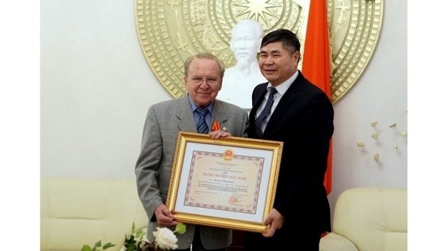 Vietnamese Ambassador to Germany Doan Xuan Hung (R) presents the Friendship Order to Hellmut Kapfenberger. (Credit: VNA)