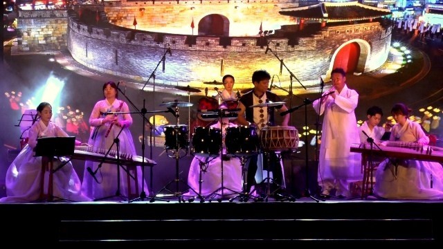 Korean artists perform at the opening night of Korean Day programme in Quang Nam. (Credit: dantri.com.vn)