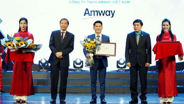 Deputy General Director of Amway Vietnam Huynh Thien Trieu (C) receives the Top 100 Sustainable Businesses in Vietnam 2017 Award.