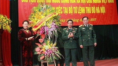 NA Chairwoman Nguyen Thi Kim Ngan presents flowers to the Hanoi Capital High Command. (Credit: VOV)