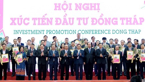 Prime Minister Nguyen Xuan Phuc at an investment promotion conference in Dong Thap province